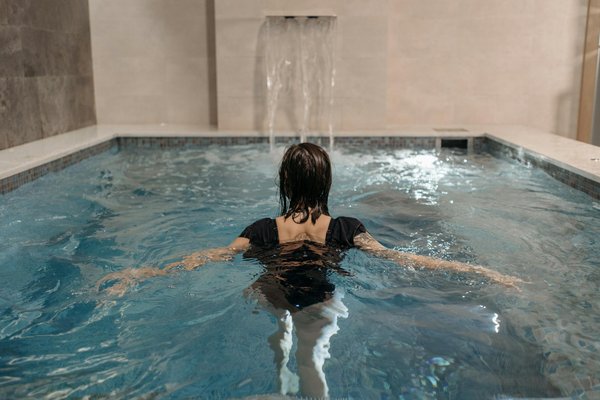 Transforming the Soundscape: Tips for Improving Indoor Swimming Pool Acoustics in Your UK Home